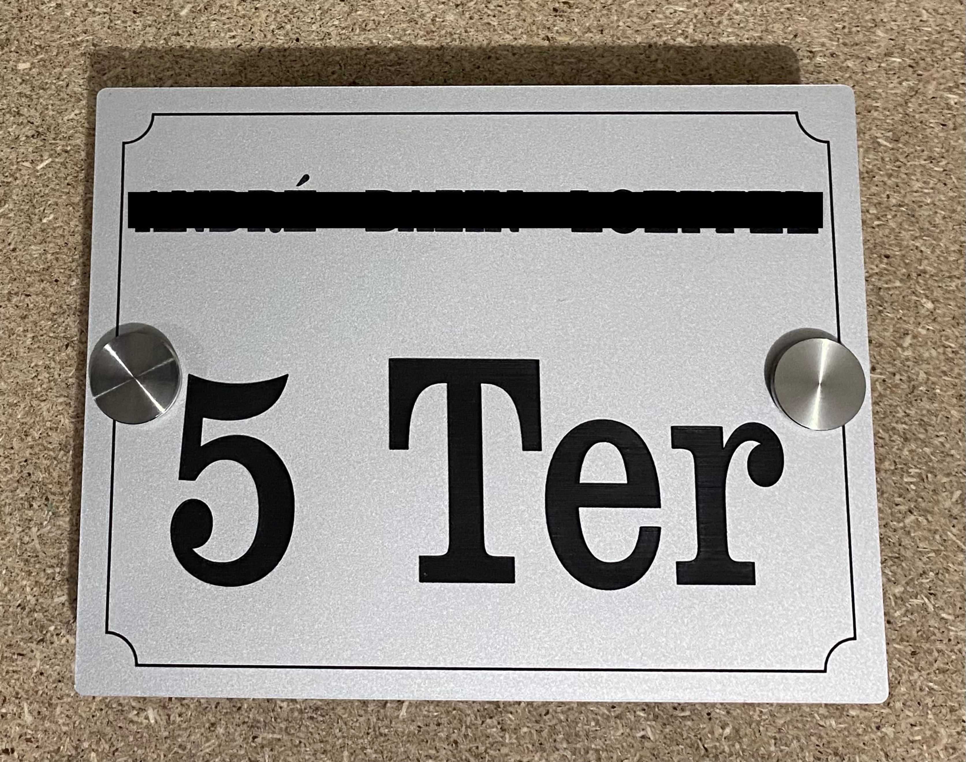 plaque numéro de maison avec nom de famille gravée au laser